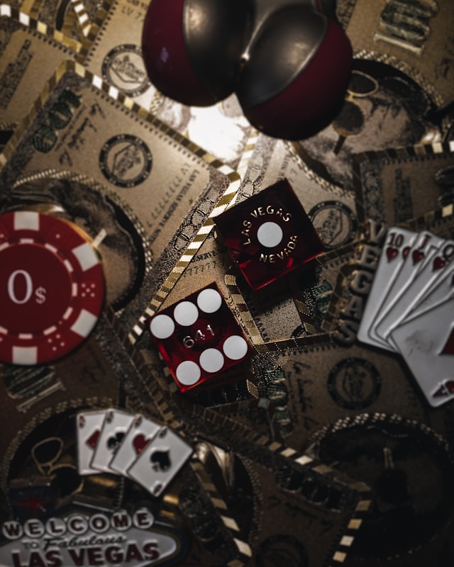 Mesa de pôquer com fichas e cartas